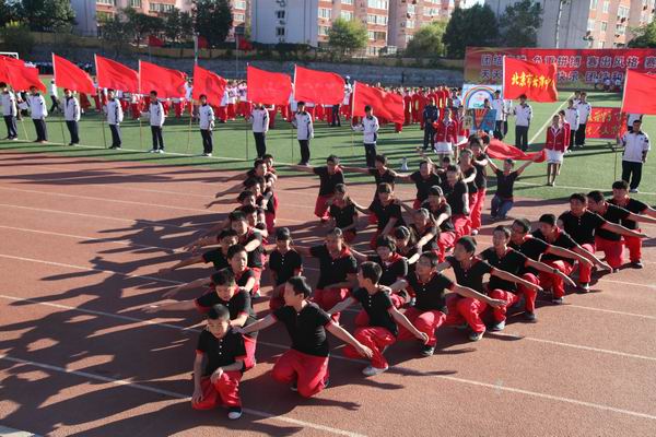 阳光体育展真我魅力,团结协作炫班级风采